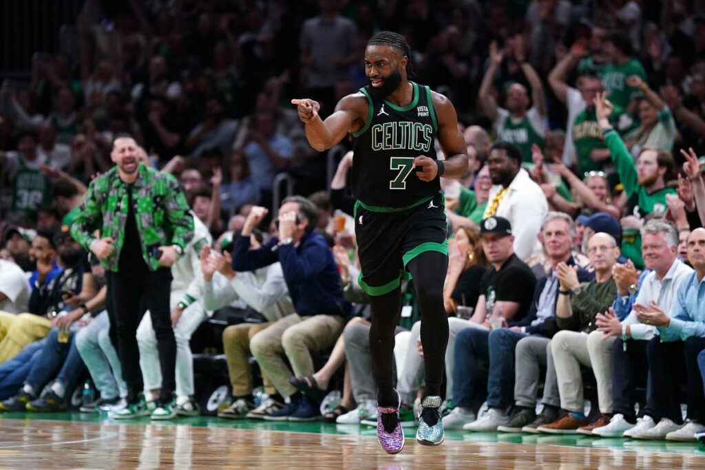 Celtics se van delante 2-0 sobre Pacers