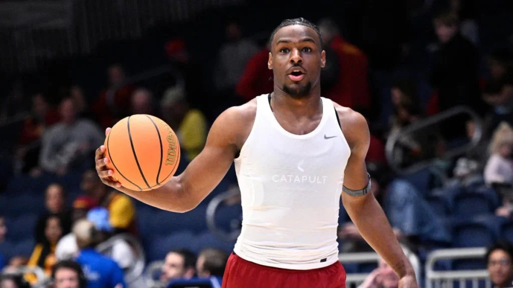 Bronny James podría debutar este domingo en NCAA