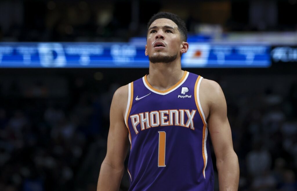 Devin Booker sale lesionado contra Denver
