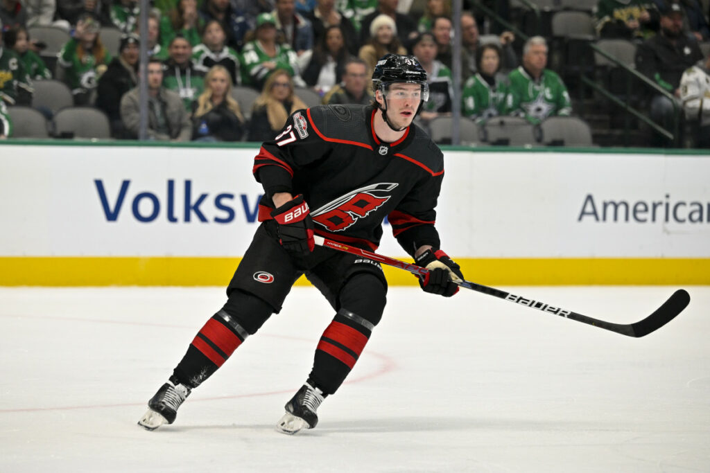 Andrei Svechnikov cerca de debutar esta temporada con los Hurricanes