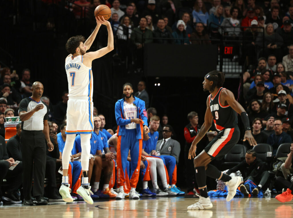 Oklahoma City Thunder vence a los Mavericks y se queda con la primera posición en el oeste