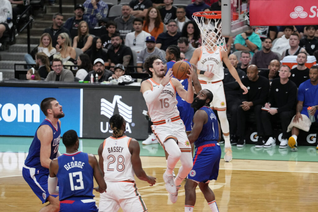 Clippers propinan novena derrota consecutiva a los Spurs