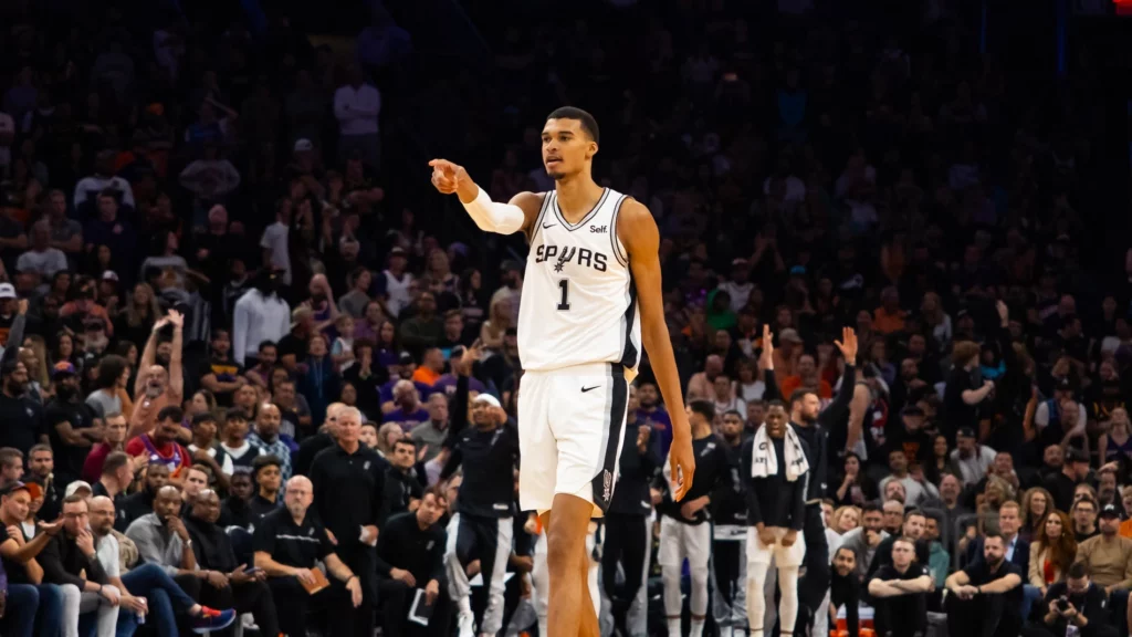 Victor Wembanyama conduce a Spurs sobre Suns