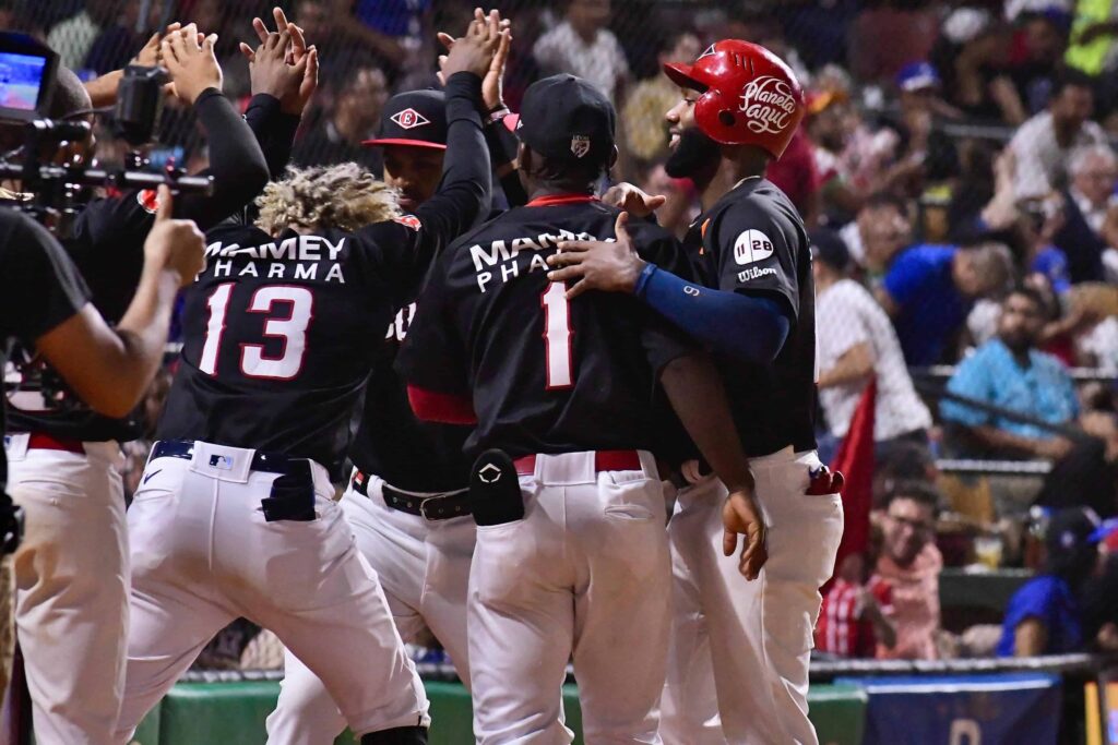 Leones del Escogido propinan paliza y segunda derrota consecutiva a los Tigres del Licey